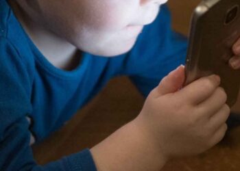 Especialistas alertan sobre efectos del uso de celulares en la primera infancia
