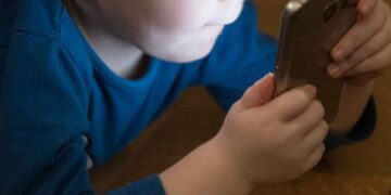 Especialistas alertan sobre efectos del uso de celulares en la primera infancia