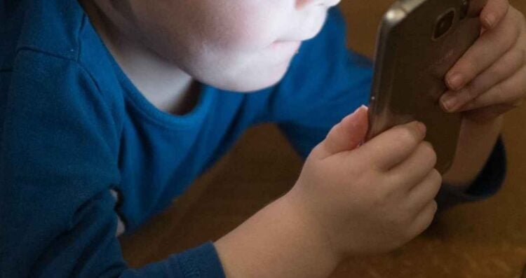 Especialistas alertan sobre efectos del uso de celulares en la primera infancia