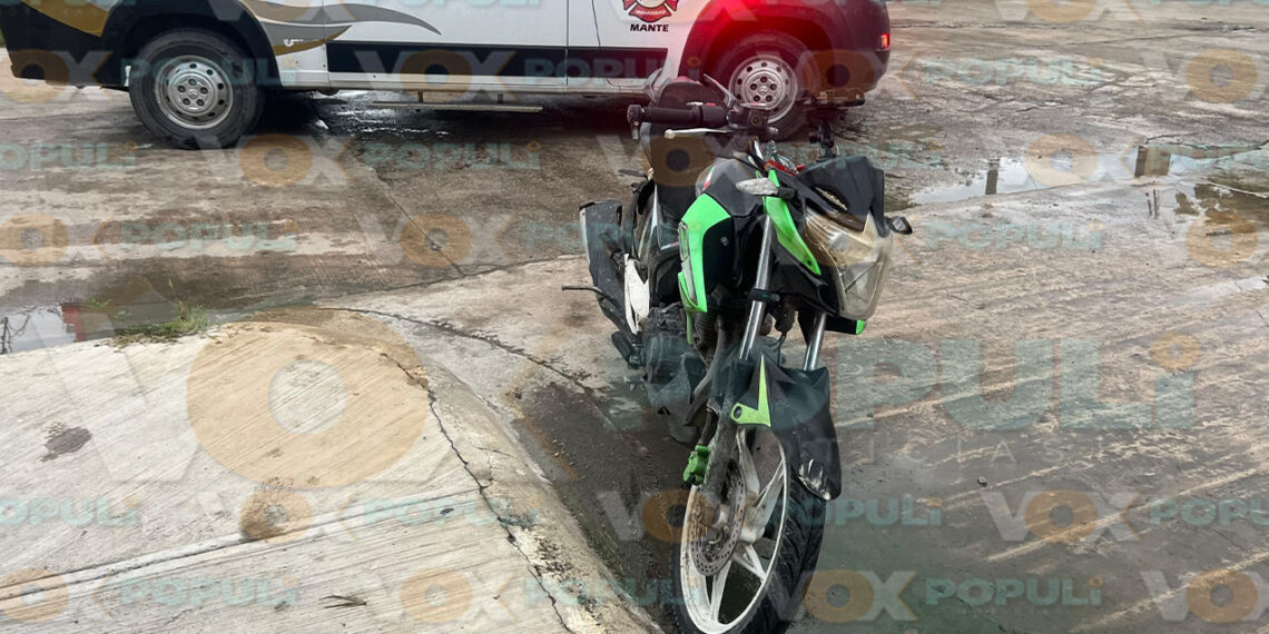 Estudiantes chocan con taxi por falta de señal de alto en El Mante, Tamaulipas