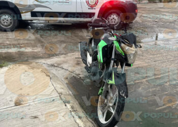 Estudiantes chocan con taxi por falta de señal de alto en El Mante, Tamaulipas