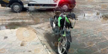 Estudiantes chocan con taxi por falta de señal de alto en El Mante, Tamaulipas