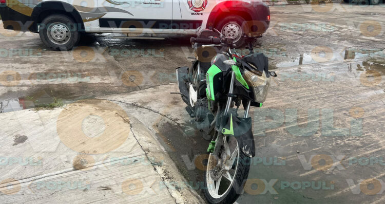 Estudiantes chocan con taxi por falta de señal de alto en El Mante, Tamaulipas