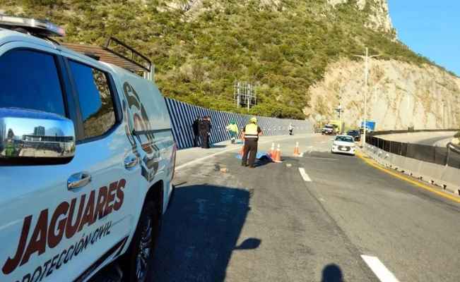 Fallece hombre tras presuntamente lanzarse al paso de un autobús en la Autopista a Saltillo en Santa Catarina, NL