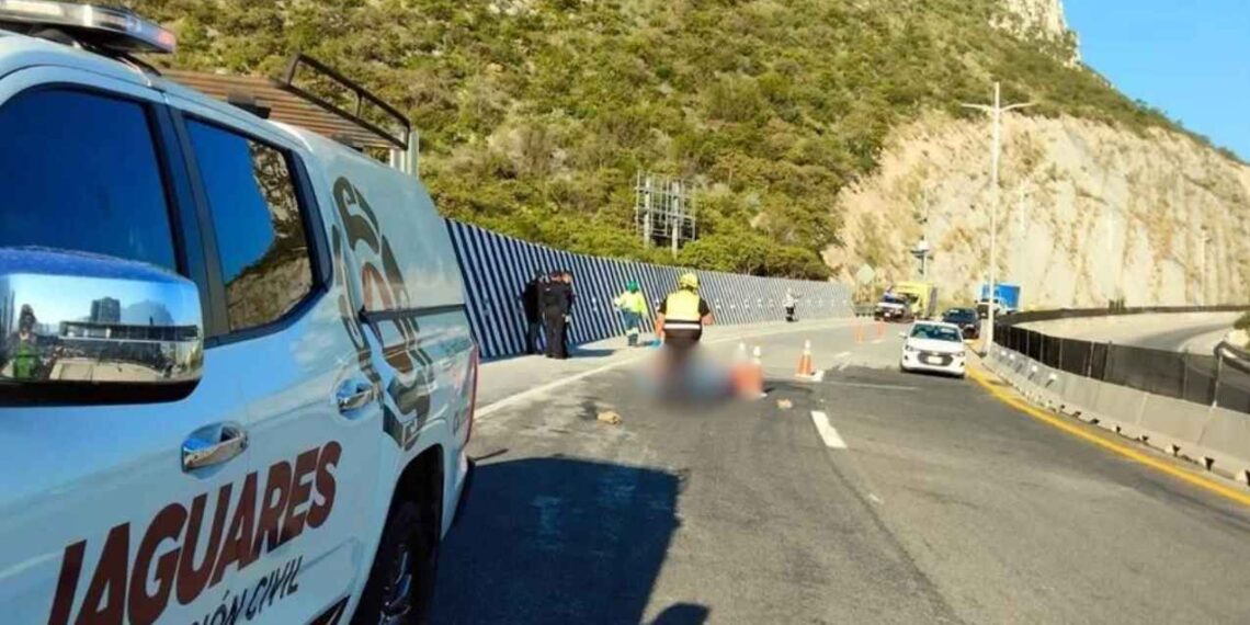 Fallece hombre tras presuntamente lanzarse al paso de un autobús en la Autopista a Saltillo en Santa Catarina, NL