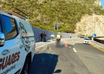 Fallece hombre tras presuntamente lanzarse al paso de un autobús en la Autopista a Saltillo en Santa Catarina, NL