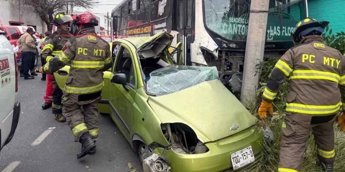 Fatal accidente entre camión urbano y vehículo deja sin vida a una mujer en el Centro de Monterrey, NL