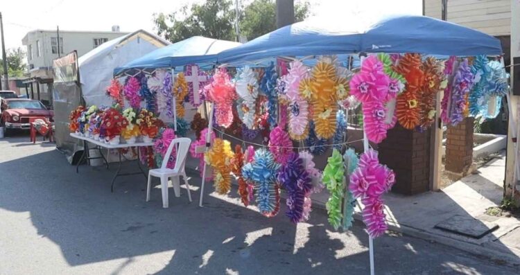 Floristas de Matamoros se alistan ante el repunte de ventas por Día de Muertos.