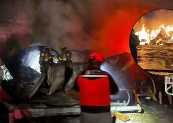 Fuego consume caseta móvil tras aparente cortocircuito en Apodaca, Nuevo León