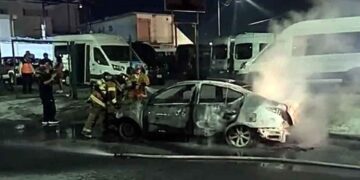 Fuego consume por completo un vehículo en la colonia Linda Vista de Guadalupe, NL