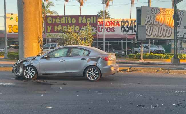 Fuerte choque en la Avenida Colón de Monterrey deja a una pareja lesionada