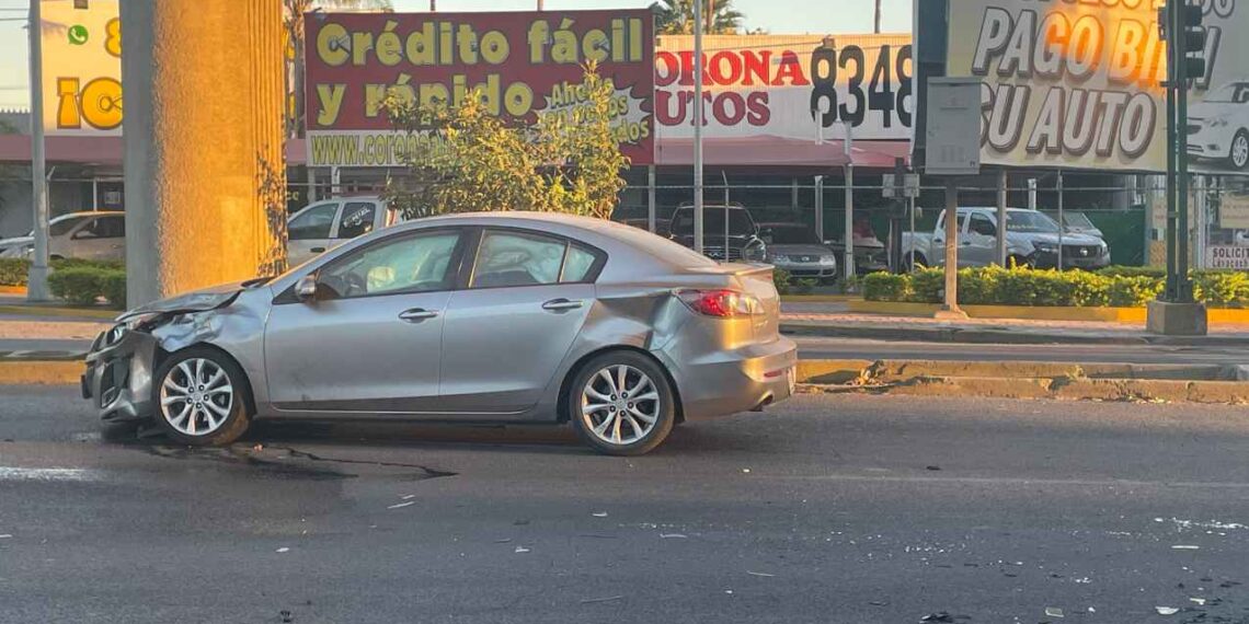 Fuerte choque en la Avenida Colón de Monterrey deja a una pareja lesionada