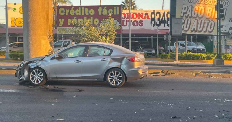 Fuerte choque en la Avenida Colón de Monterrey deja a una pareja lesionada
