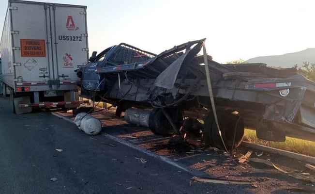 Fuerte choque entre camión y tráiler deja un hombre sin vida en la Autopista a Nuevo Laredo en Salinas Victoria, NL