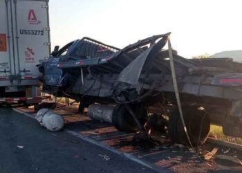 Fuerte choque entre camión y tráiler deja un hombre sin vida en la Autopista a Nuevo Laredo en Salinas Victoria, NL
