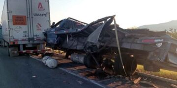 Fuerte choque entre camión y tráiler deja un hombre sin vida en la Autopista a Nuevo Laredo en Salinas Victoria, NL