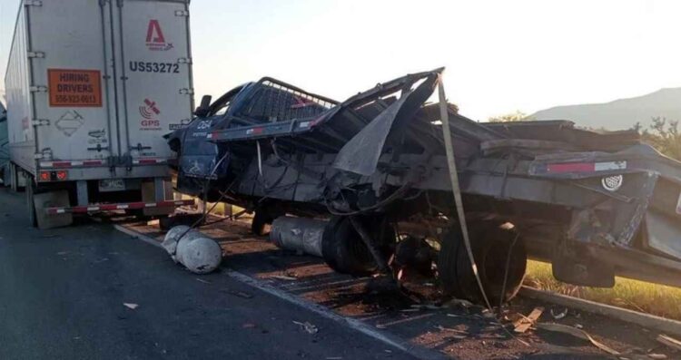 Fuerte choque entre camión y tráiler deja un hombre sin vida en la Autopista a Nuevo Laredo en Salinas Victoria, NL