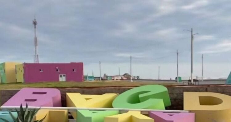Fuertes vientos del frente frío 11 derriban letrero en la Playa Bagdad en Tamaulipas
