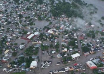 Habitantes de Poza Rica, Veracruz, viven horas de angustia tras desbordamiento del Río Cazones