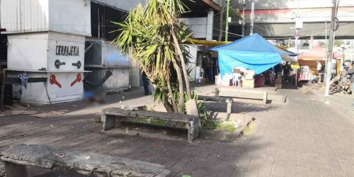 hombre en situación de calle sin vida