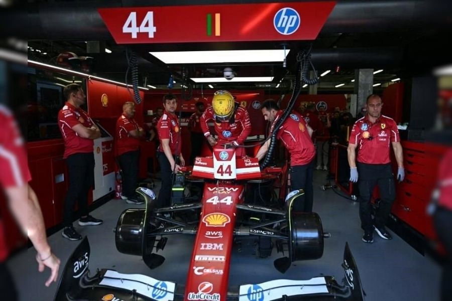 Hamilton vende colección de autos