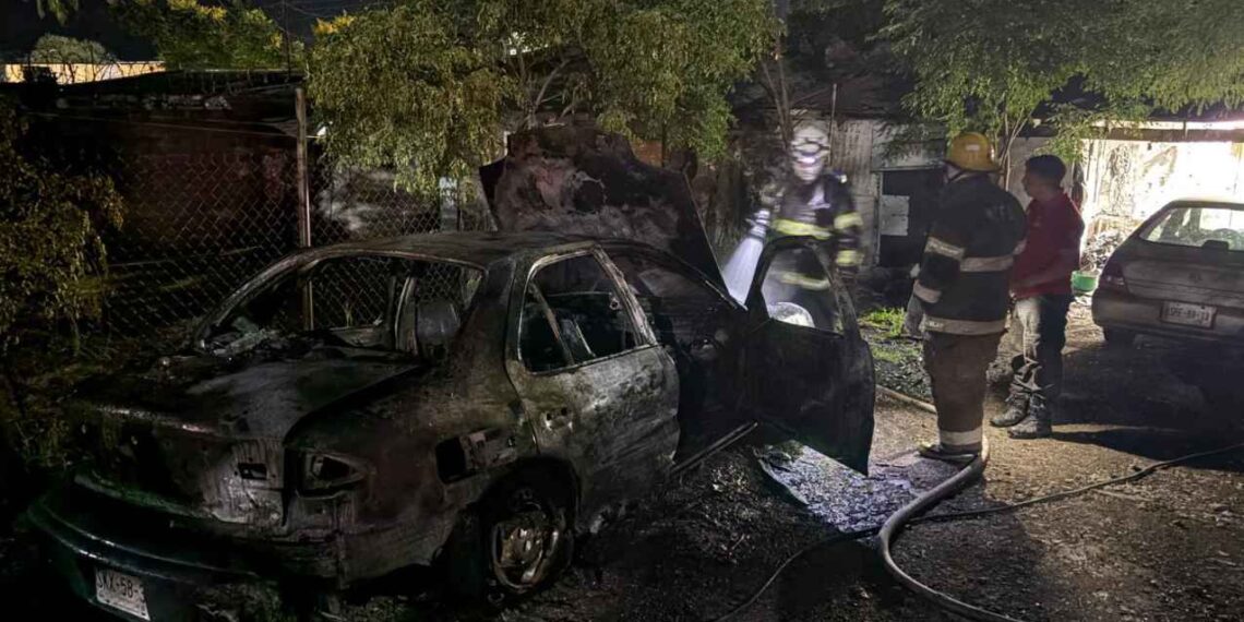Incendio en taller mecánico de Montemorelos deja daños en un vehículo