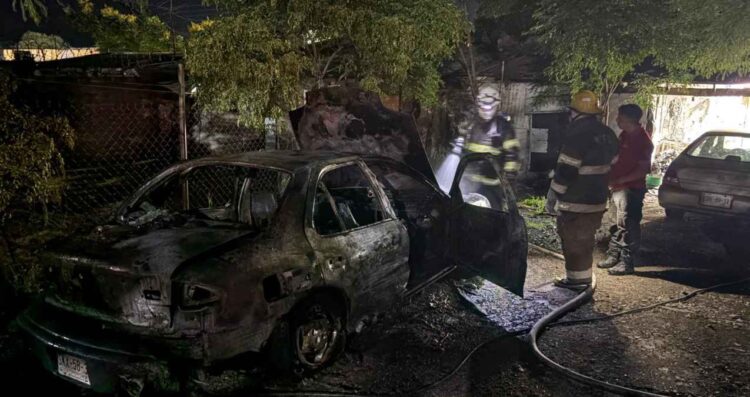 Incendio en taller mecánico de Montemorelos deja daños en un vehículo