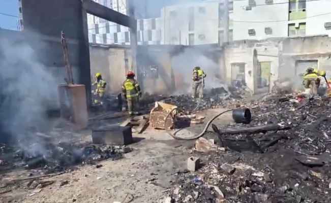 Incendio en terreno baldío de Monterrey moviliza a elementos de Bomberos de Nuevo León y de Protección Civil