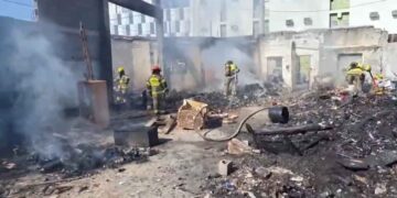 Incendio en terreno baldío de Monterrey moviliza a elementos de Bomberos de Nuevo León y de Protección Civil