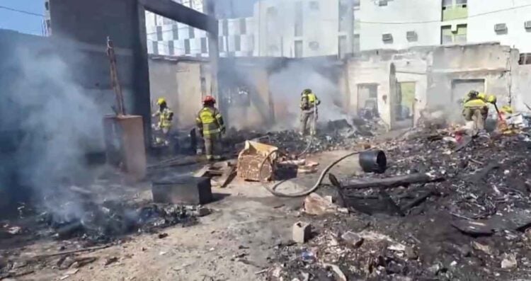Incendio en terreno baldío de Monterrey moviliza a elementos de Bomberos de Nuevo León y de Protección Civil