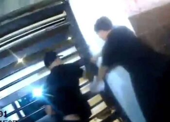 Inspectores son agredidos mientras colocaban un citatorio en el portón de un domicilio en Escobedo, NL