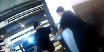 Inspectores son agredidos mientras colocaban un citatorio en el portón de un domicilio en Escobedo, NL