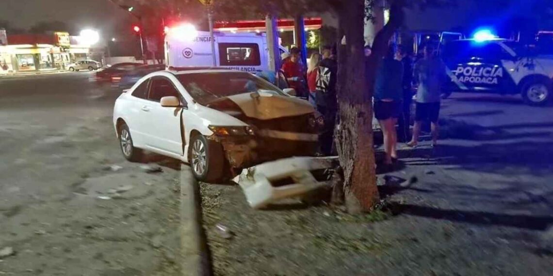 Joven conductor se estrella contra un árbol tras presunto cerrón en Apodaca, NL