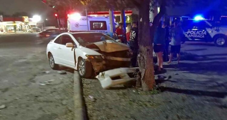 Joven conductor se estrella contra un árbol tras presunto cerrón en Apodaca, NL