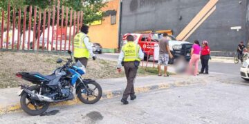 Joven motociclista resulta herida tras choque en Monterrey, NL