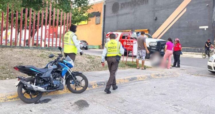Joven motociclista resulta herida tras choque en Monterrey, NL