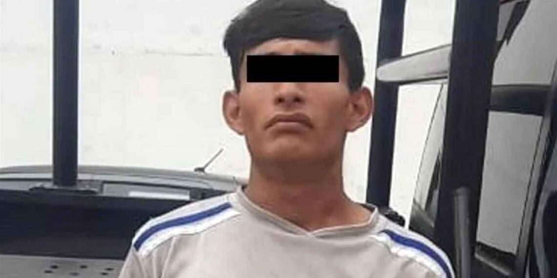 Joven roba mochila a repartidor y lo detienen en la colonia Chepevera de Monterrey, Nuevo León