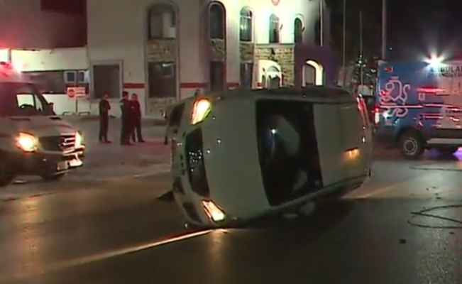 Jóvenes resultan heridos tras volcar en la Avenida Constitución de Monterrey, NL