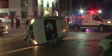 Jóvenes resultan heridos tras volcar en la Avenida Constitución de Monterrey, NL