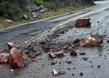 Lluvias ocasionan deslaves y bloquean la carretera Linares-Iturbide