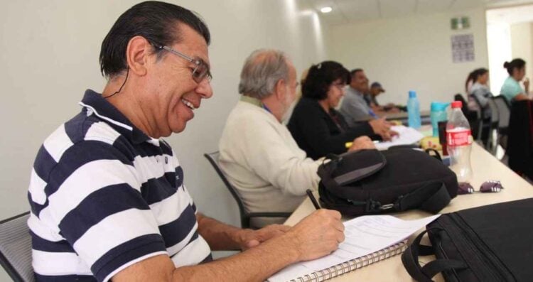 Más de 93 mil adultos mayores se alfabetizan en México durante 2025