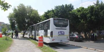 Masculino resulta herido tras ser atropellado por transporte en Guadalajara, Jalisco