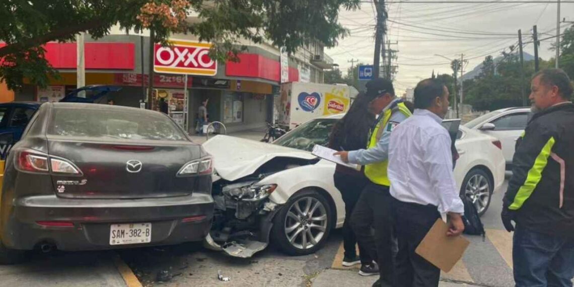 Monterrey: Dos personas resultan heridas tras fuerte choque