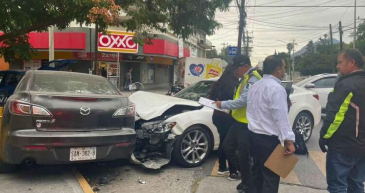 Monterrey: Dos personas resultan heridas tras fuerte choque