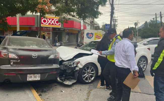 Monterrey: Dos personas resultan heridas tras fuerte choque 