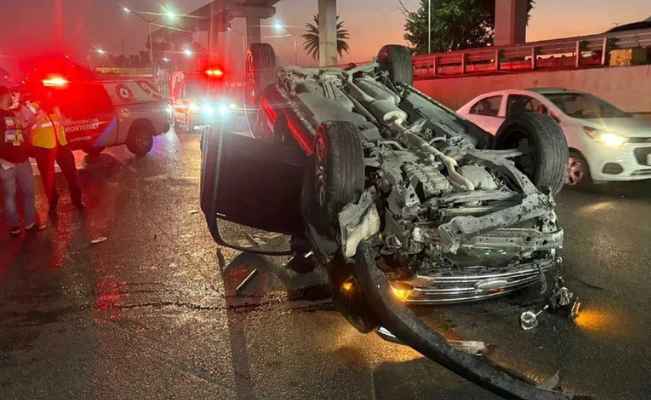 Monterrey: Volcadura en avenida Constitución deja dos personas heridas
