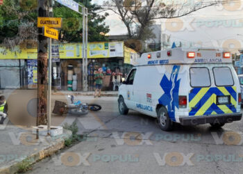 Motociclista resulta lesionado tras chocar con el espejo de una camioneta en Ciudad Madero, Tamaulipas 
