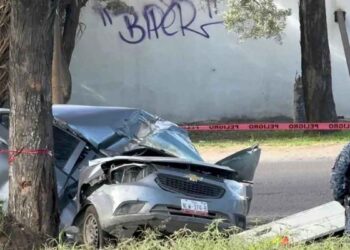Muere masculino tras perder el control y chocar contra un árbol en la carretera Lechería-Texcoco