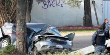 Muere masculino tras perder el control y chocar contra un árbol en la carretera Lechería-Texcoco