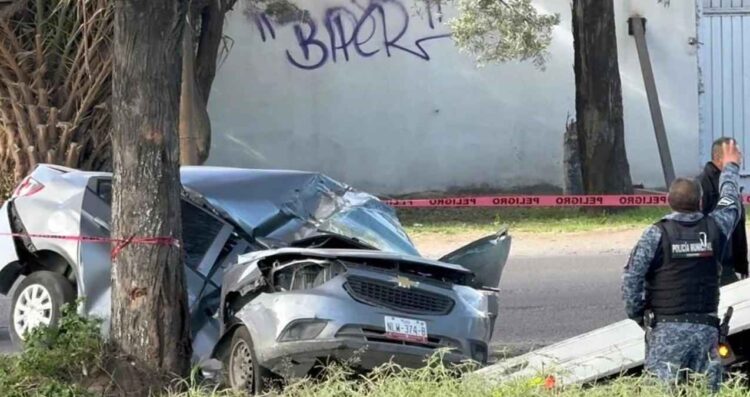Muere masculino tras perder el control y chocar contra un árbol en la carretera Lechería-Texcoco